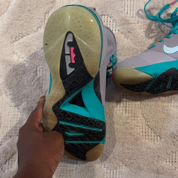 Nike LeBron 9 - Picture 4 of 6